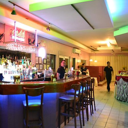 เวสต์ พลาซ่า มาลากัล โฮเต็ล Hotel โครอร์ ภายนอก รูปภาพ