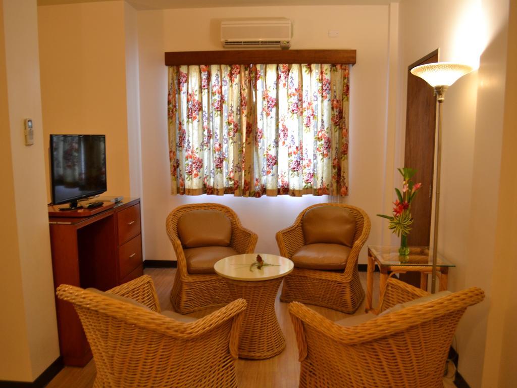 เวสต์ พลาซ่า มาลากัล โฮเต็ล Hotel โครอร์ ภายนอก รูปภาพ