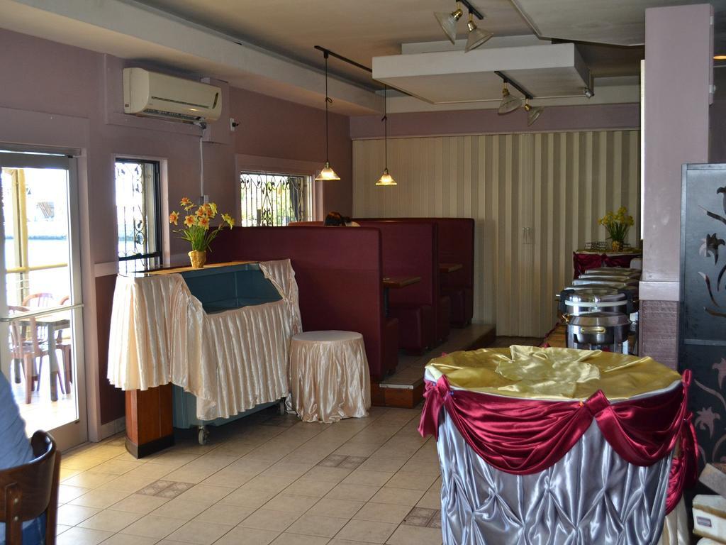 เวสต์ พลาซ่า มาลากัล โฮเต็ล Hotel โครอร์ ภายนอก รูปภาพ