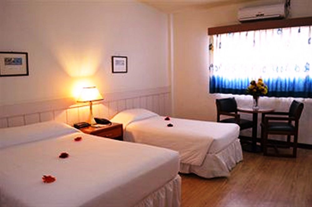 เวสต์ พลาซ่า มาลากัล โฮเต็ล Hotel โครอร์ ภายนอก รูปภาพ