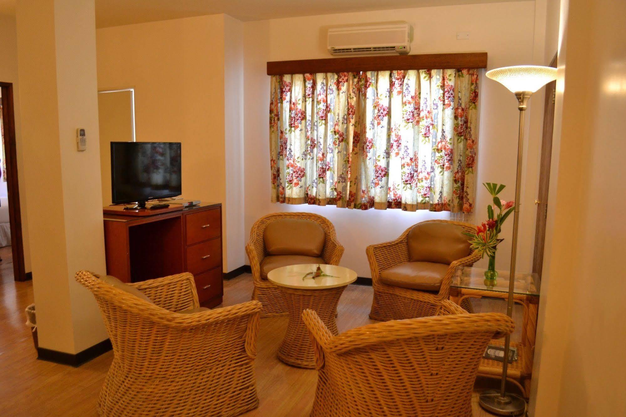 เวสต์ พลาซ่า มาลากัล โฮเต็ล Hotel โครอร์ ภายนอก รูปภาพ