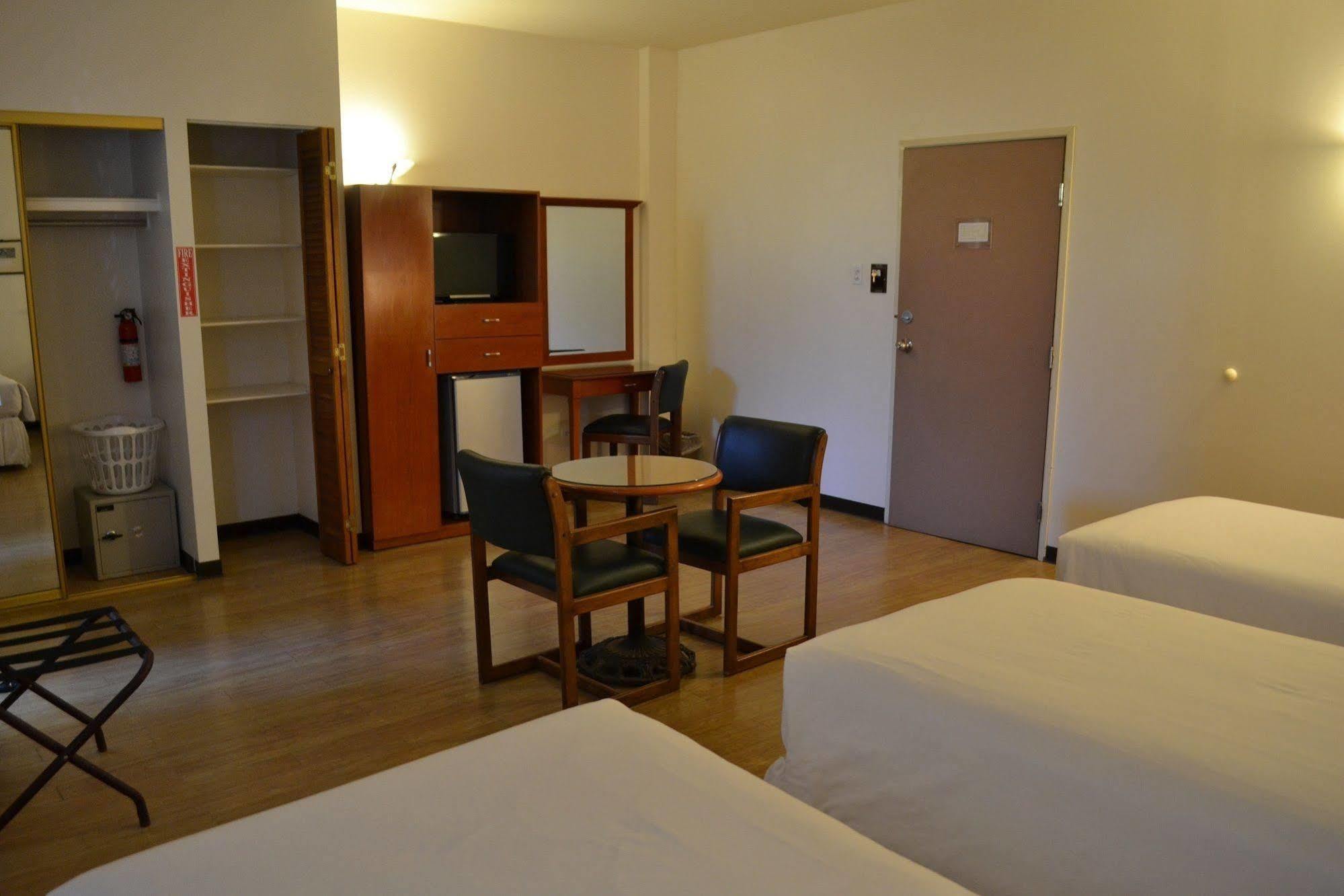 เวสต์ พลาซ่า มาลากัล โฮเต็ล Hotel โครอร์ ภายนอก รูปภาพ