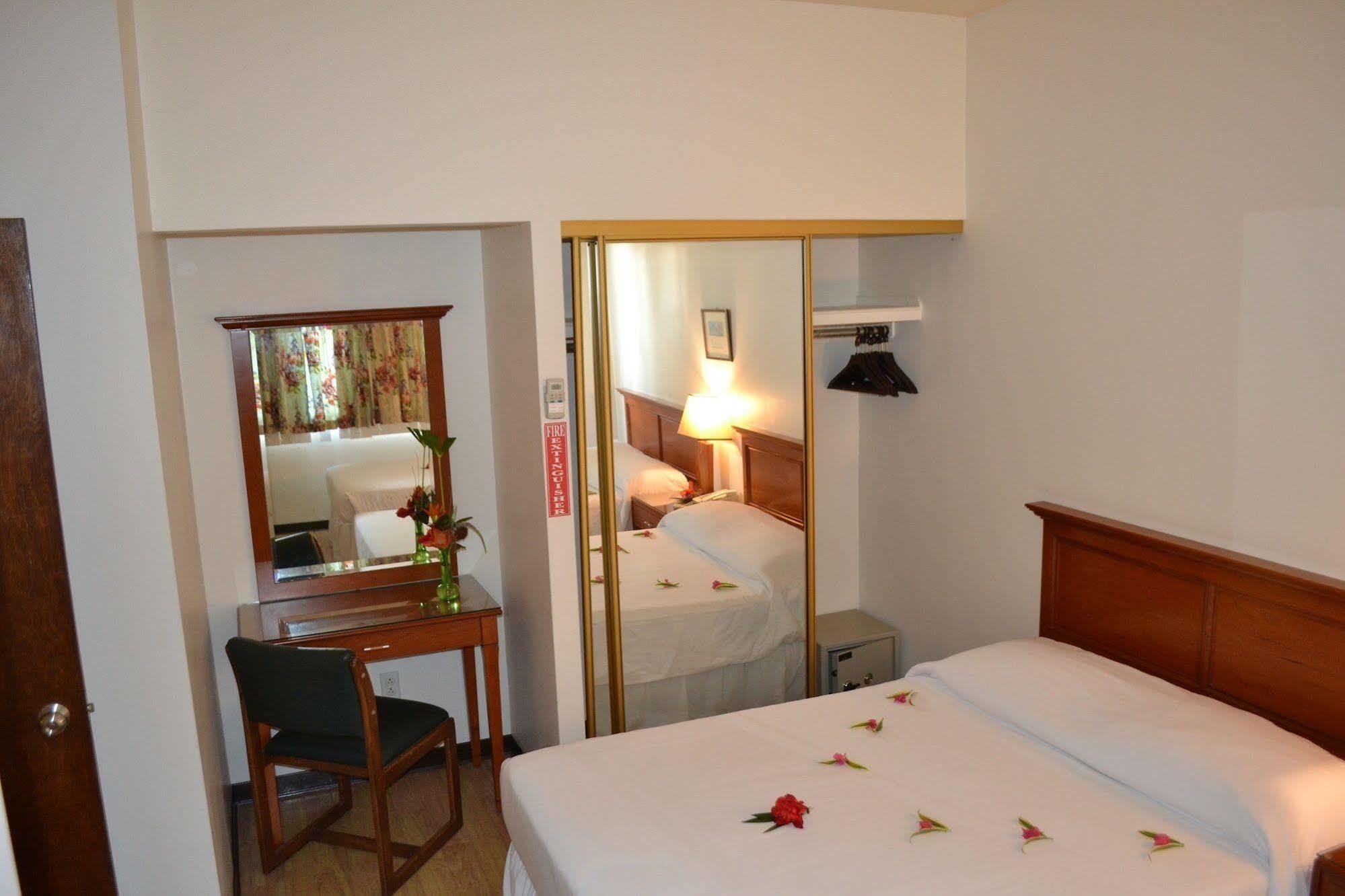 เวสต์ พลาซ่า มาลากัล โฮเต็ล Hotel โครอร์ ภายนอก รูปภาพ